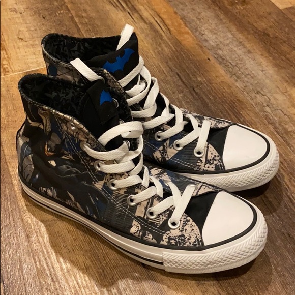 Converse Shoes - Size 7 Batman Hightop Converse